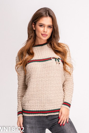 Бежевый вязаный свитер с брошью
