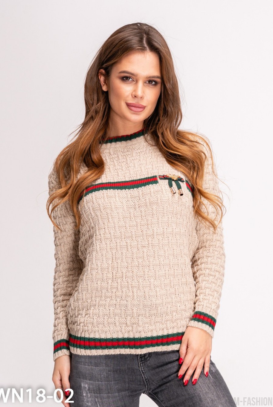 Бежевый вязаный свитер с брошью - Фото 1