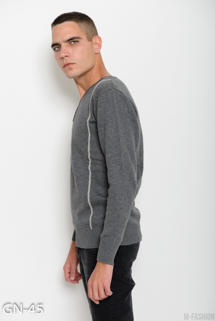 Серый шерстяной тонкий свитер с V-образной горловиной декорированной пуговицами- Фото 2