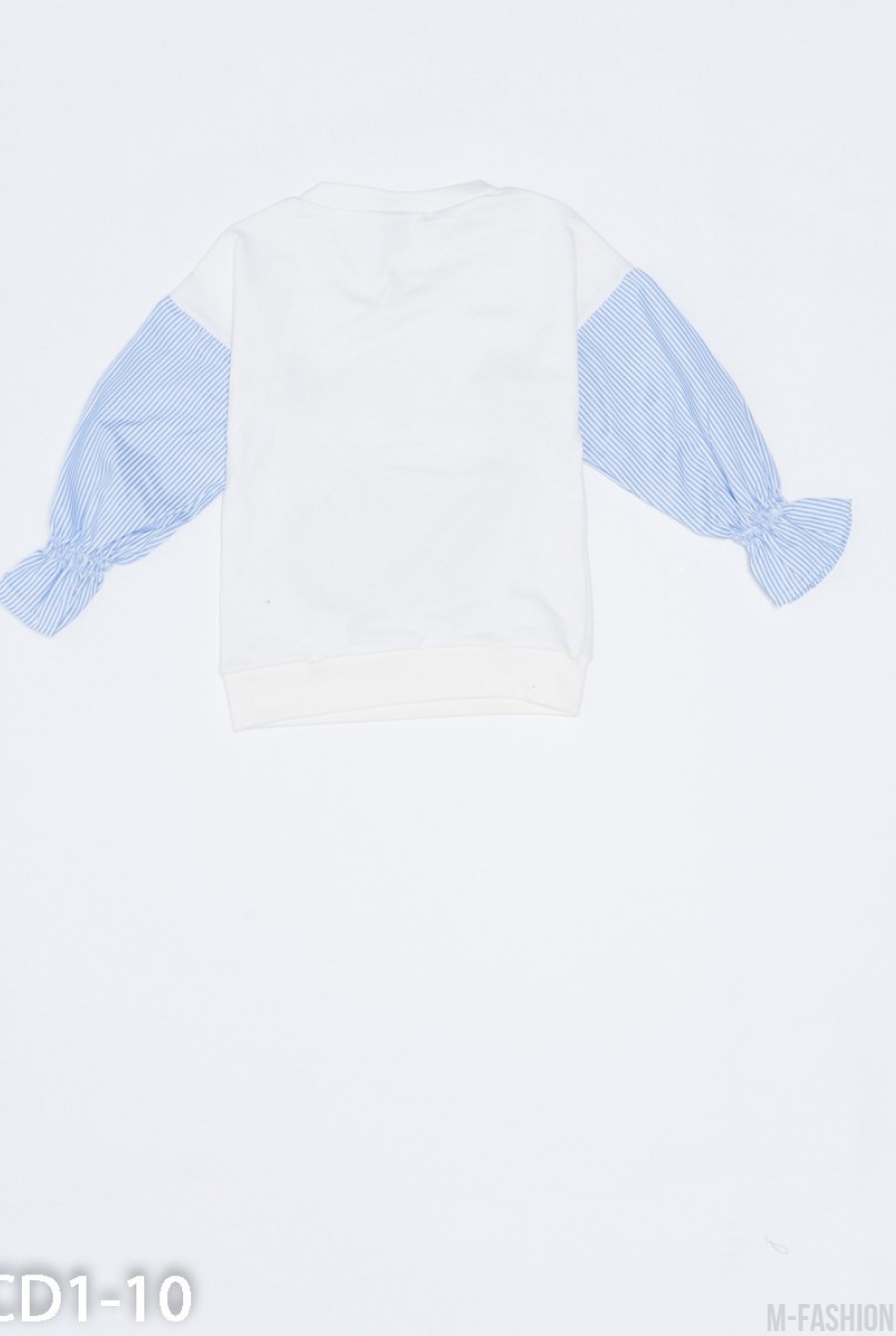 Белый свитшот с полосатыми рукавами и нашивкой с пайетками- Фото 3