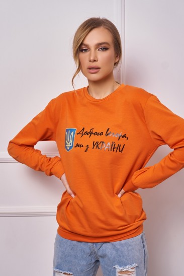 Оранжевый трикотажный свитшот с принтом и надписями