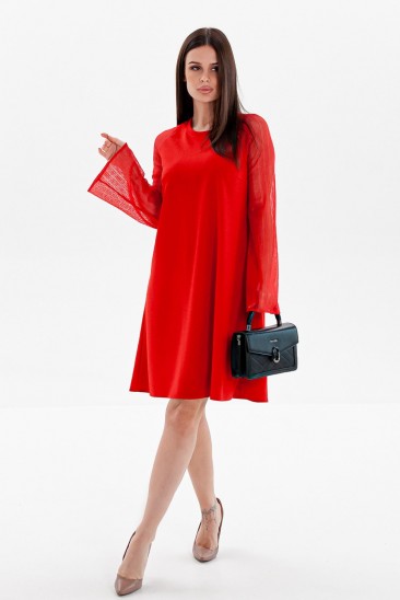 Красное платье-трапеция с полупрозрачными рукавами