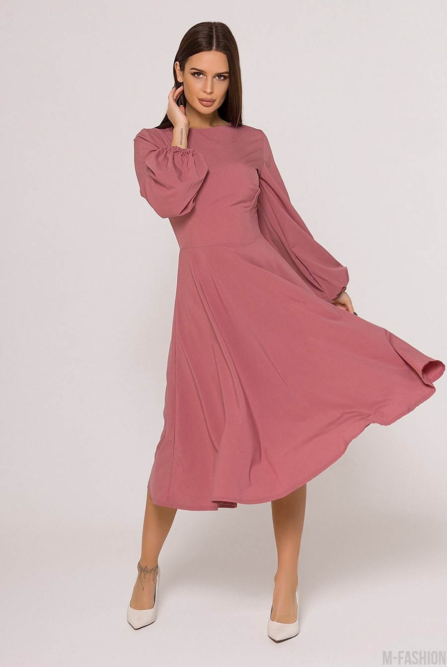 Темно-розовое расклешенное платье с длинными рукавами - Фото 1