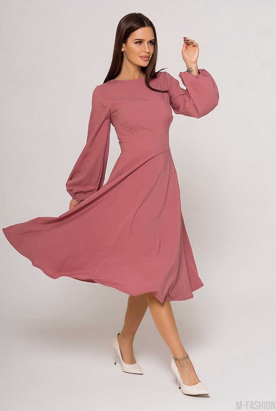 Темно-розовое расклешенное платье с длинными рукавами- Фото 2