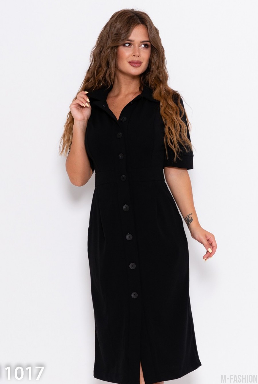 Черное приталенное платье-рубашка с карманами - Фото 1