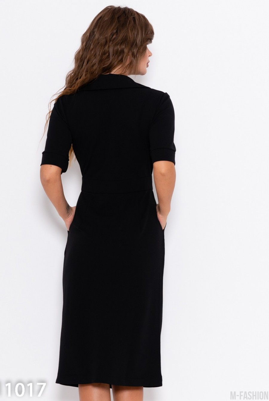 Черное приталенное платье-рубашка с карманами- Фото 3