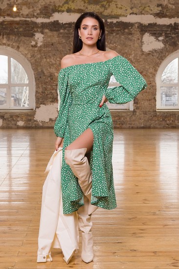 Зеленое платье с разрезом и открытыми плечами
