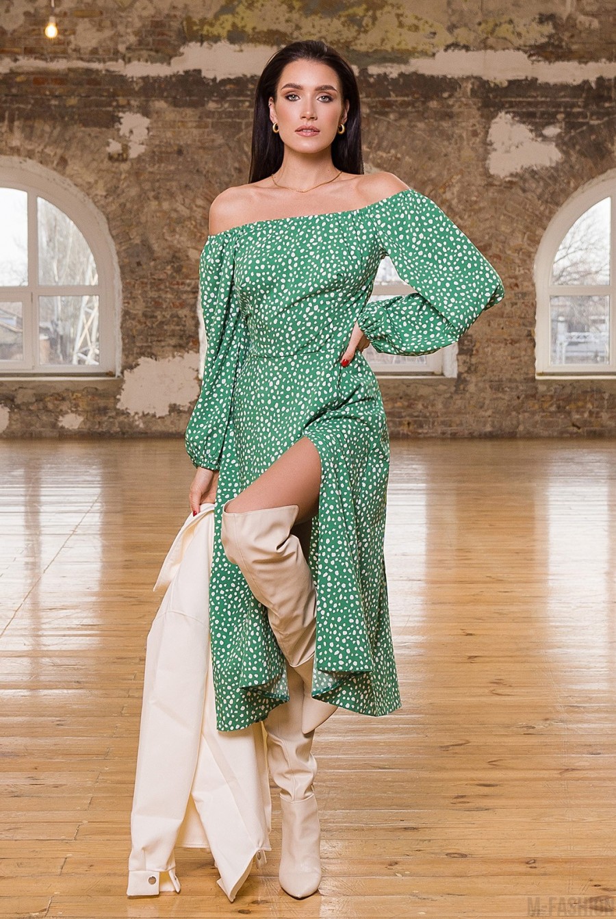 Зеленое платье с разрезом и открытыми плечами - Фото 1