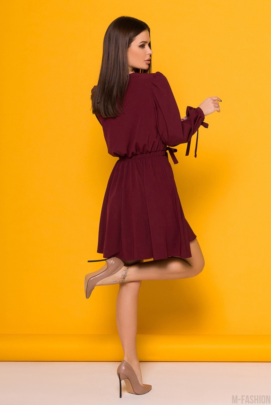 Бордовое платье с декольте на запах- Фото 3
