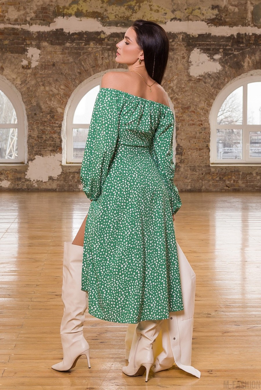 Зеленое платье с разрезом и открытыми плечами- Фото 3
