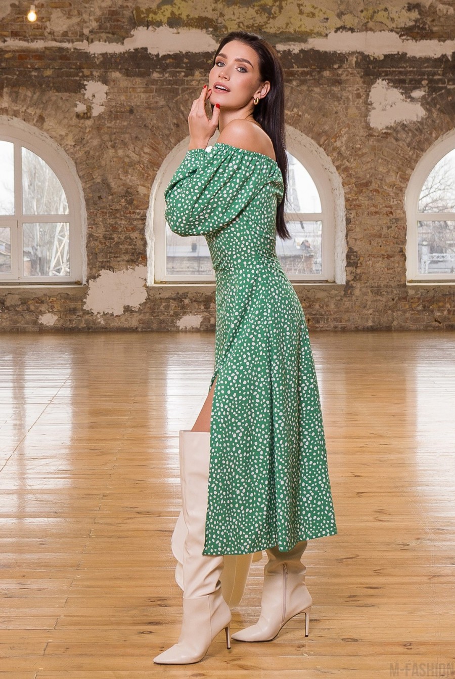 Зеленое платье с разрезом и открытыми плечами- Фото 2