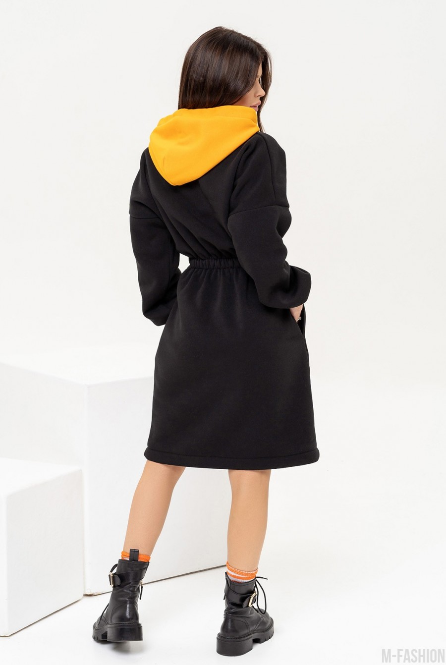 Черное теплое платье с горчичным капюшоном- Фото 3