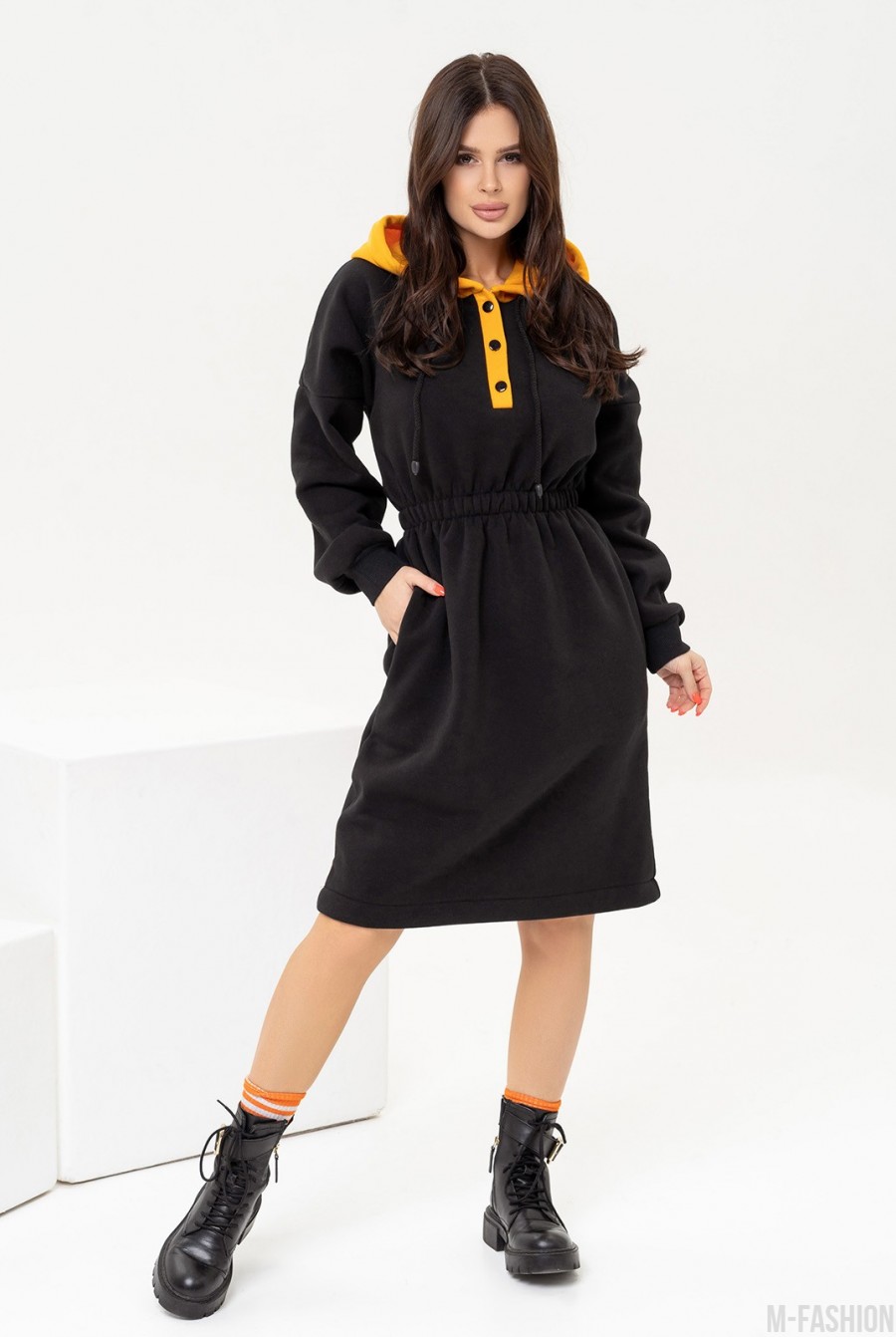 Черное теплое платье с горчичным капюшоном - Фото 1