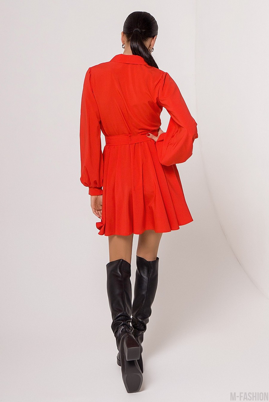 Красное приталенное платье с воротником- Фото 3
