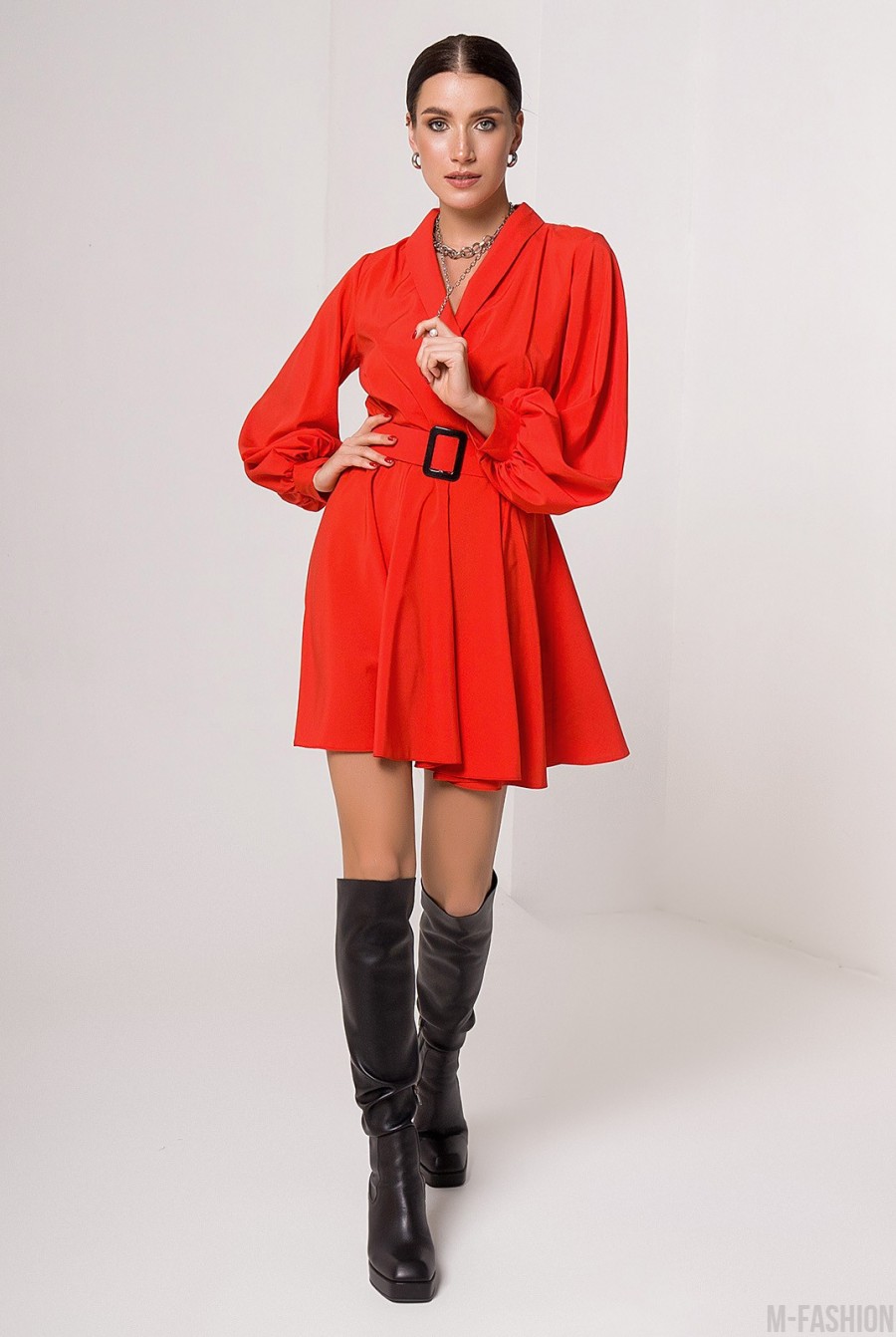 Красное приталенное платье с воротником - Фото 1