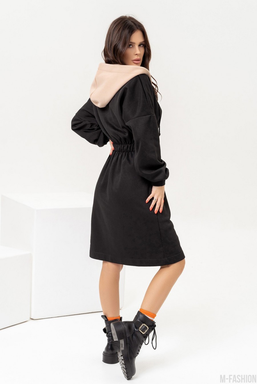 Черное теплое платье с бежевым капюшоном- Фото 4