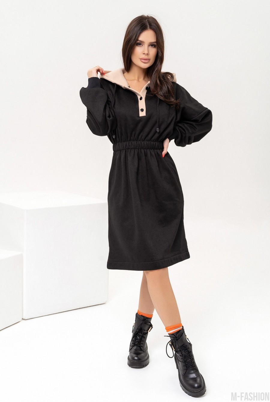 Черное теплое платье с бежевым капюшоном- Фото 2