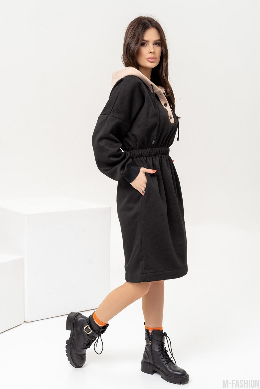 Черное теплое платье с бежевым капюшоном- Фото 3
