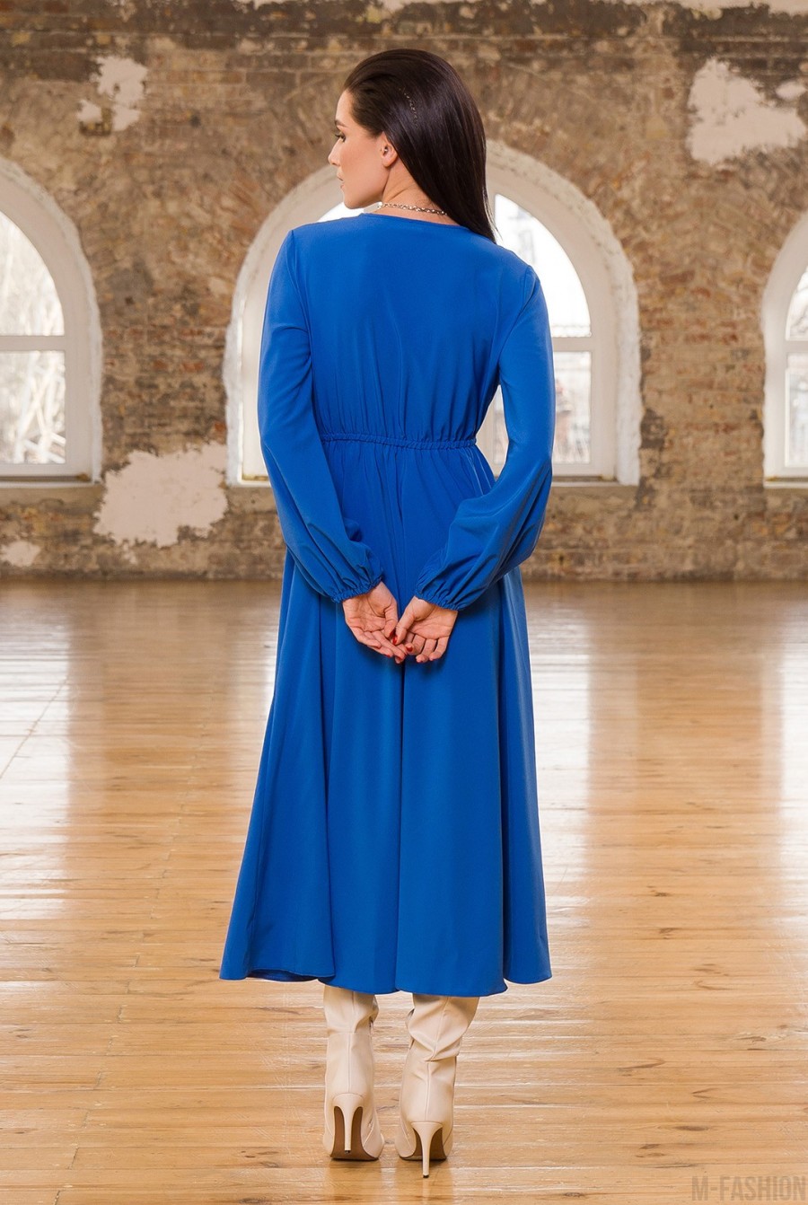 Синее приталенное платье с рукавами-фонариками- Фото 3