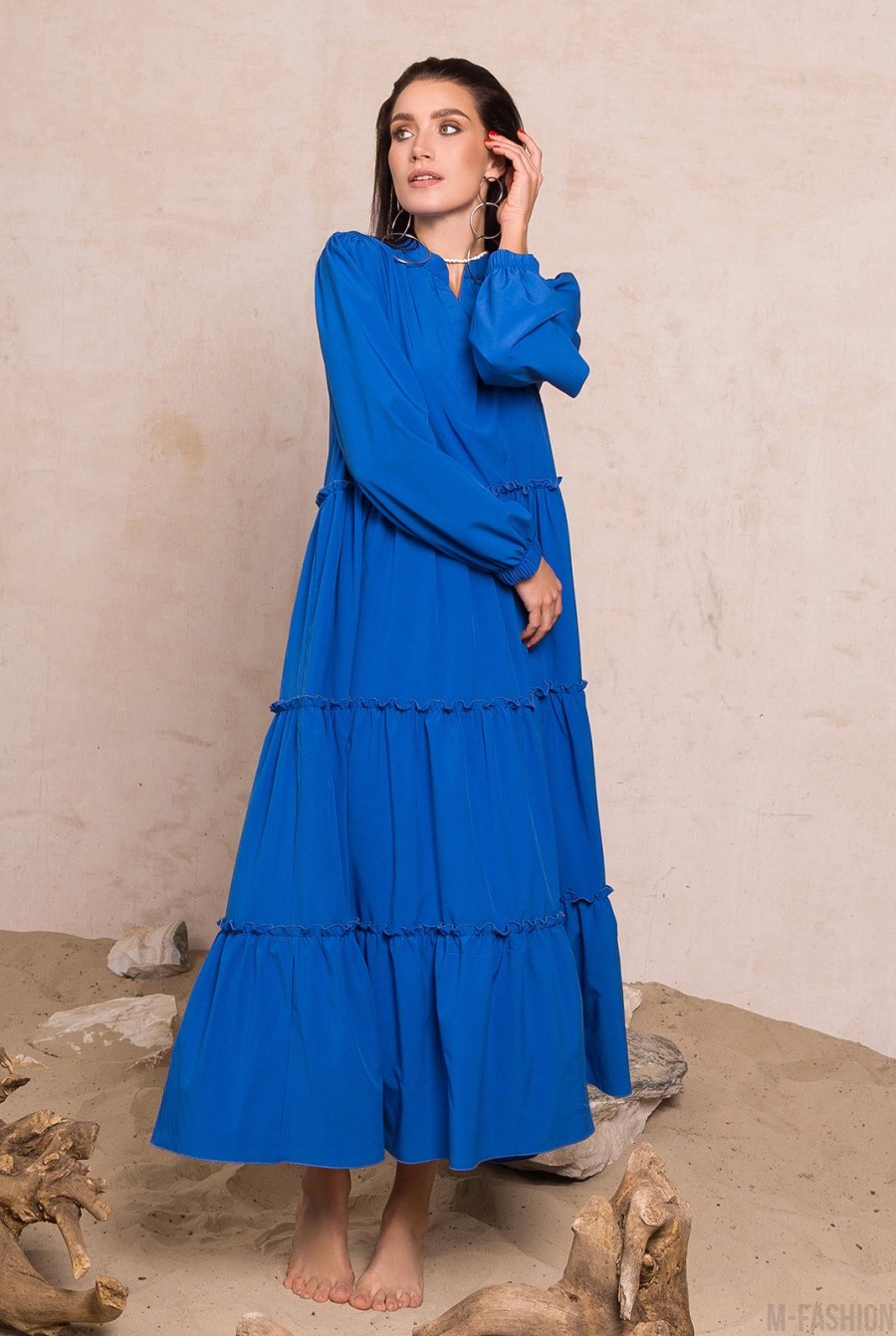 Синее длинное платье-трапеция с рюшами - Фото 1