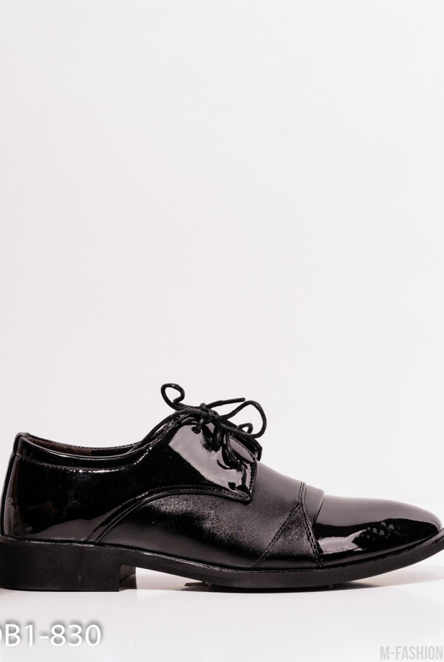 Черные классические туфли с лаковыми вставками - Фото 1