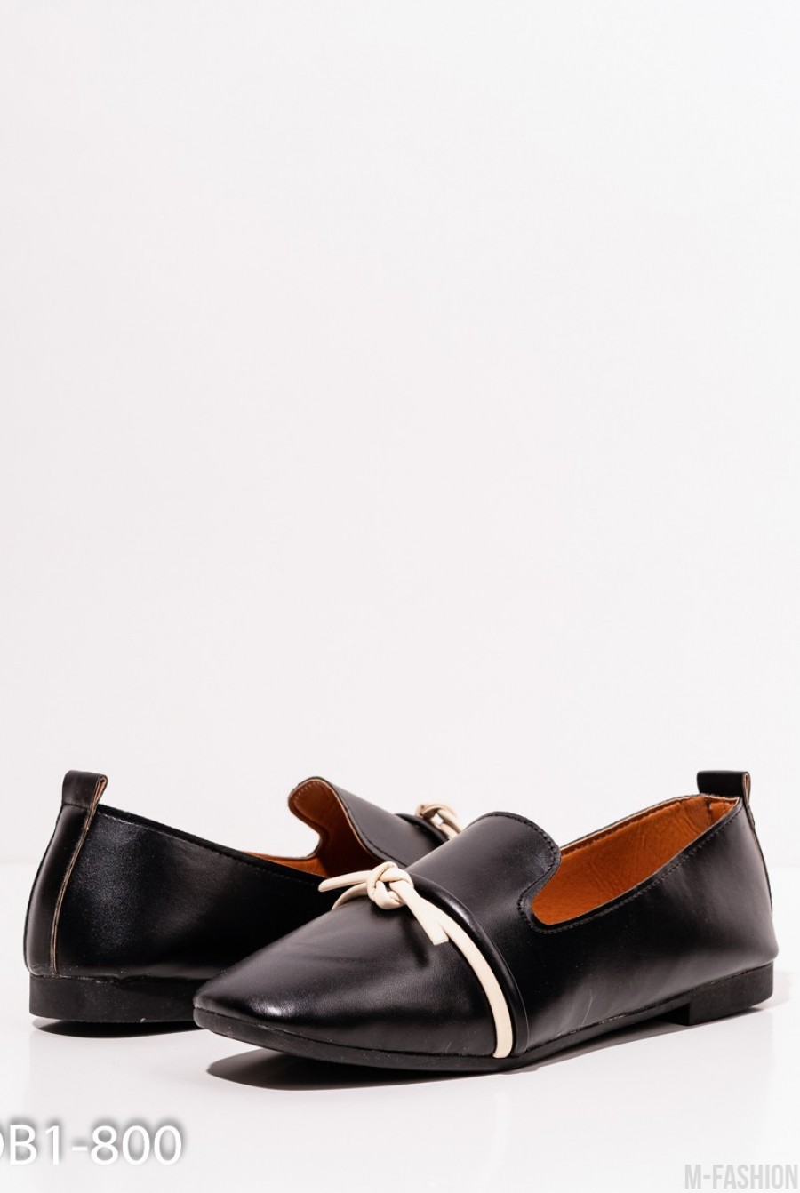 Черные кожаные туфли с бежевым декором- Фото 3