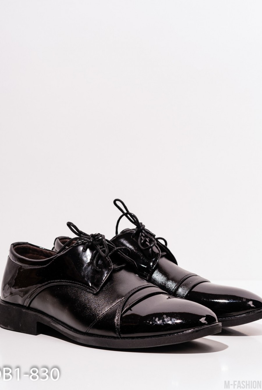 Черные классические туфли с лаковыми вставками- Фото 2