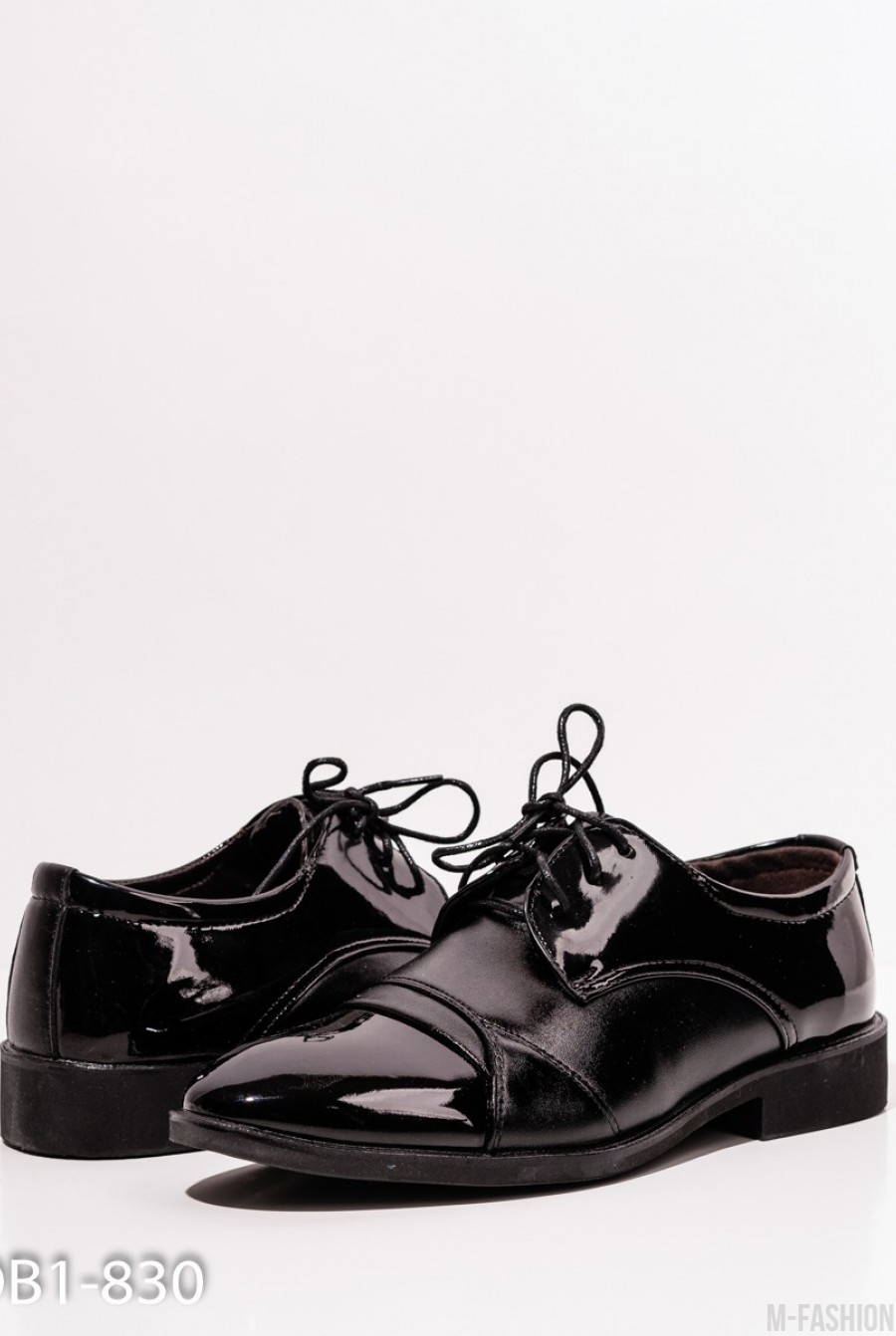 Черные классические туфли с лаковыми вставками- Фото 3