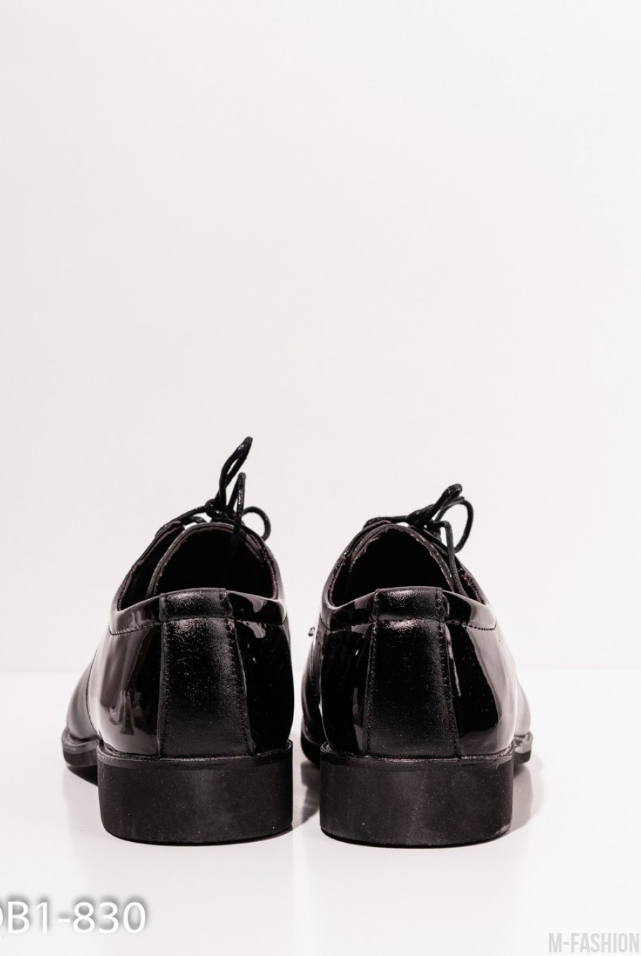 Черные классические туфли с лаковыми вставками- Фото 4