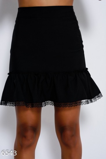 Черная короткая юбка с воланом и кружевом