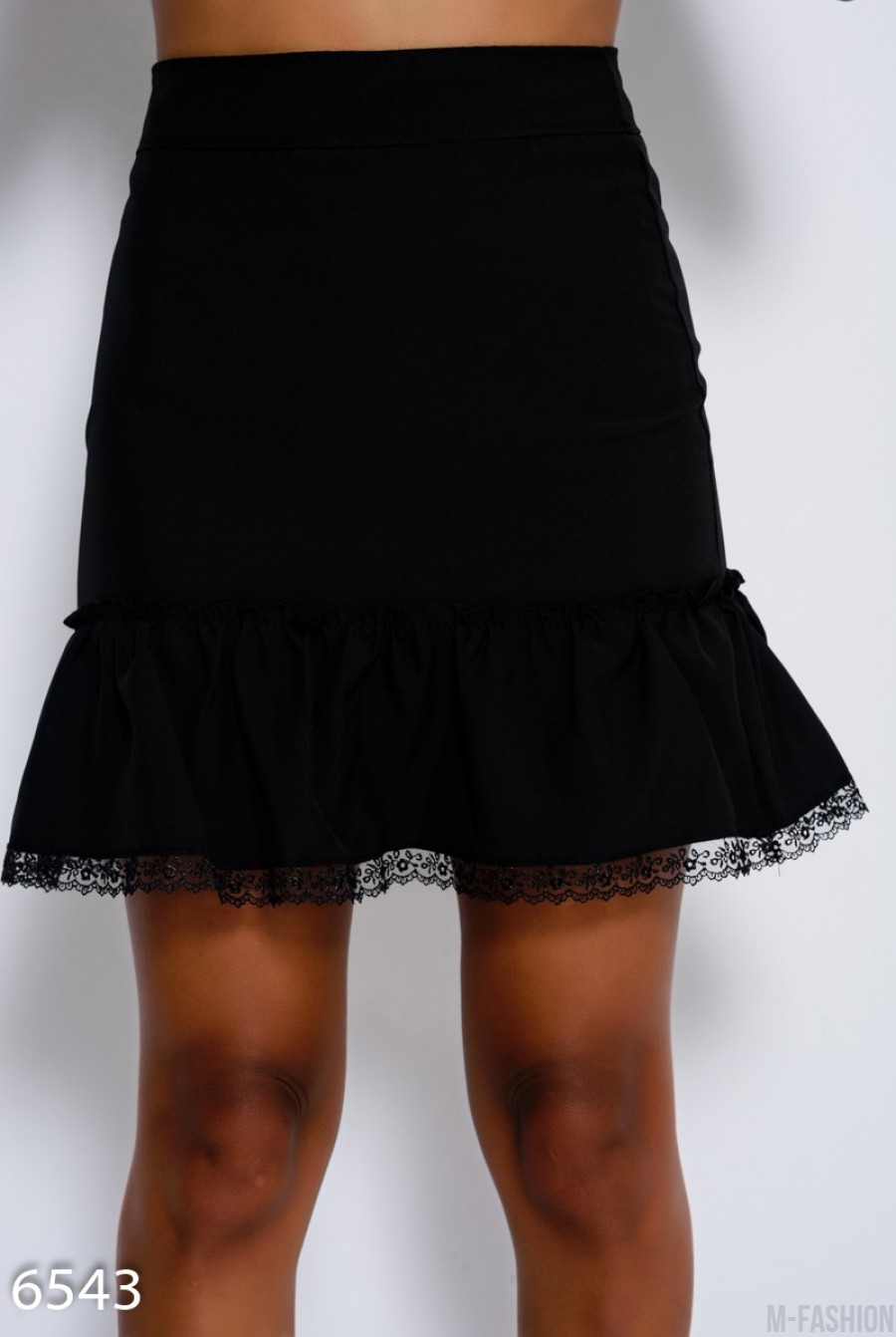 Черная короткая юбка с воланом и кружевом - Фото 1