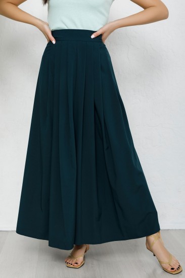 Зеленая длинная расклешенная юбка