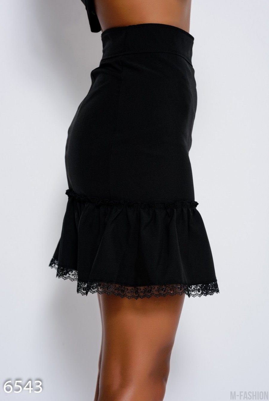 Черная короткая юбка с воланом и кружевом- Фото 2