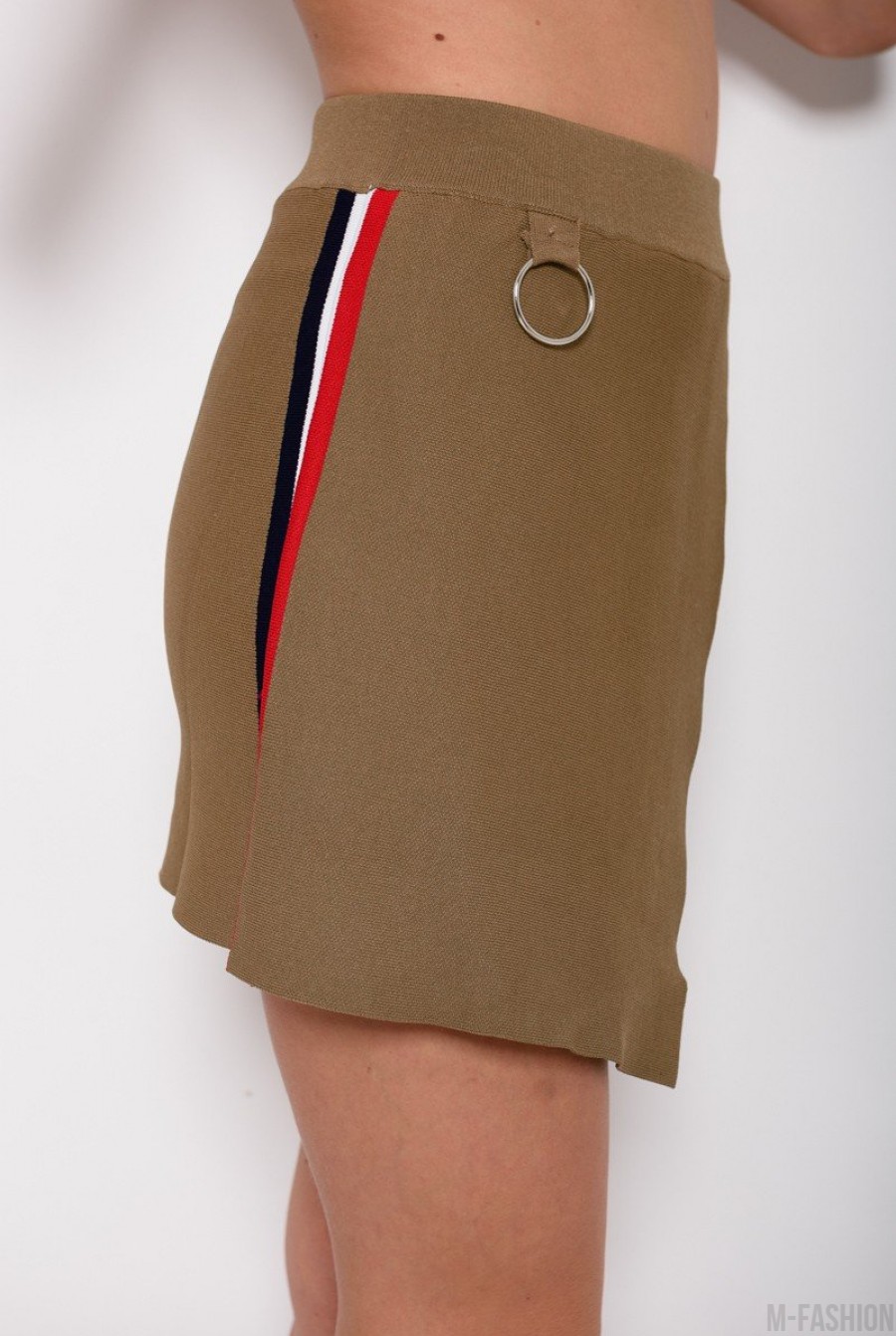 Эластичная асимметричная юбка цвета хаки на запах с цветными вставками по бокам- Фото 2