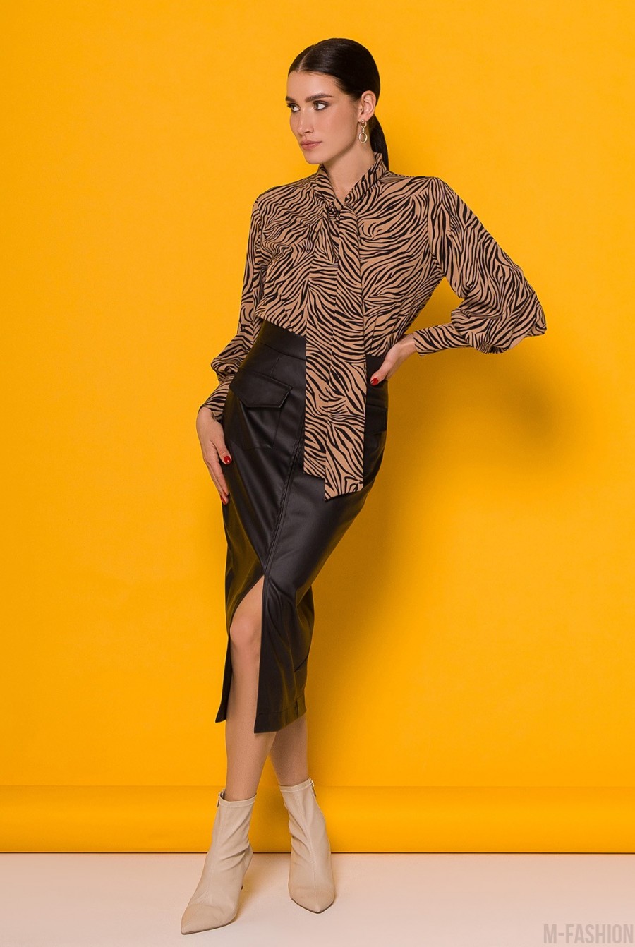 Черная кожаная юбка миди длины с карманами- Фото 4