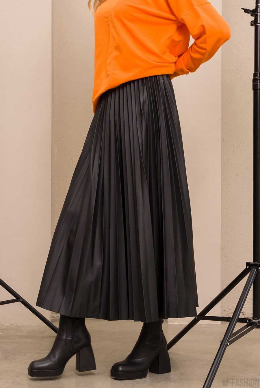Черная длинная кожаная юбка с плиссировкой- Фото 2
