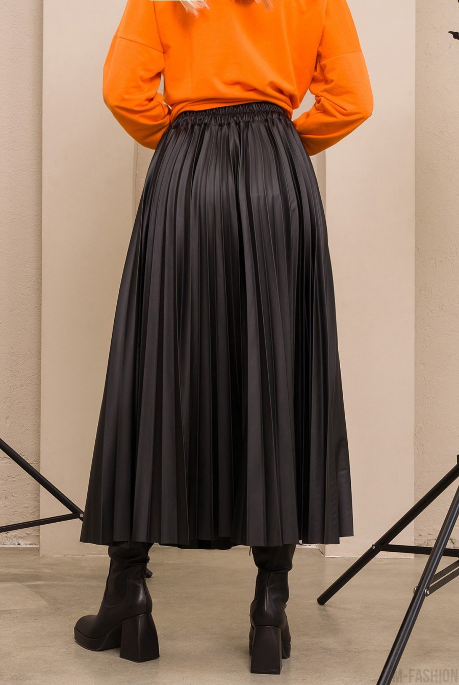 Черная длинная кожаная юбка с плиссировкой- Фото 3