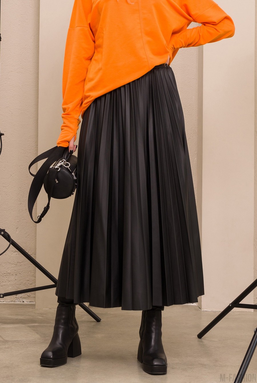 Черная длинная кожаная юбка с плиссировкой - Фото 1
