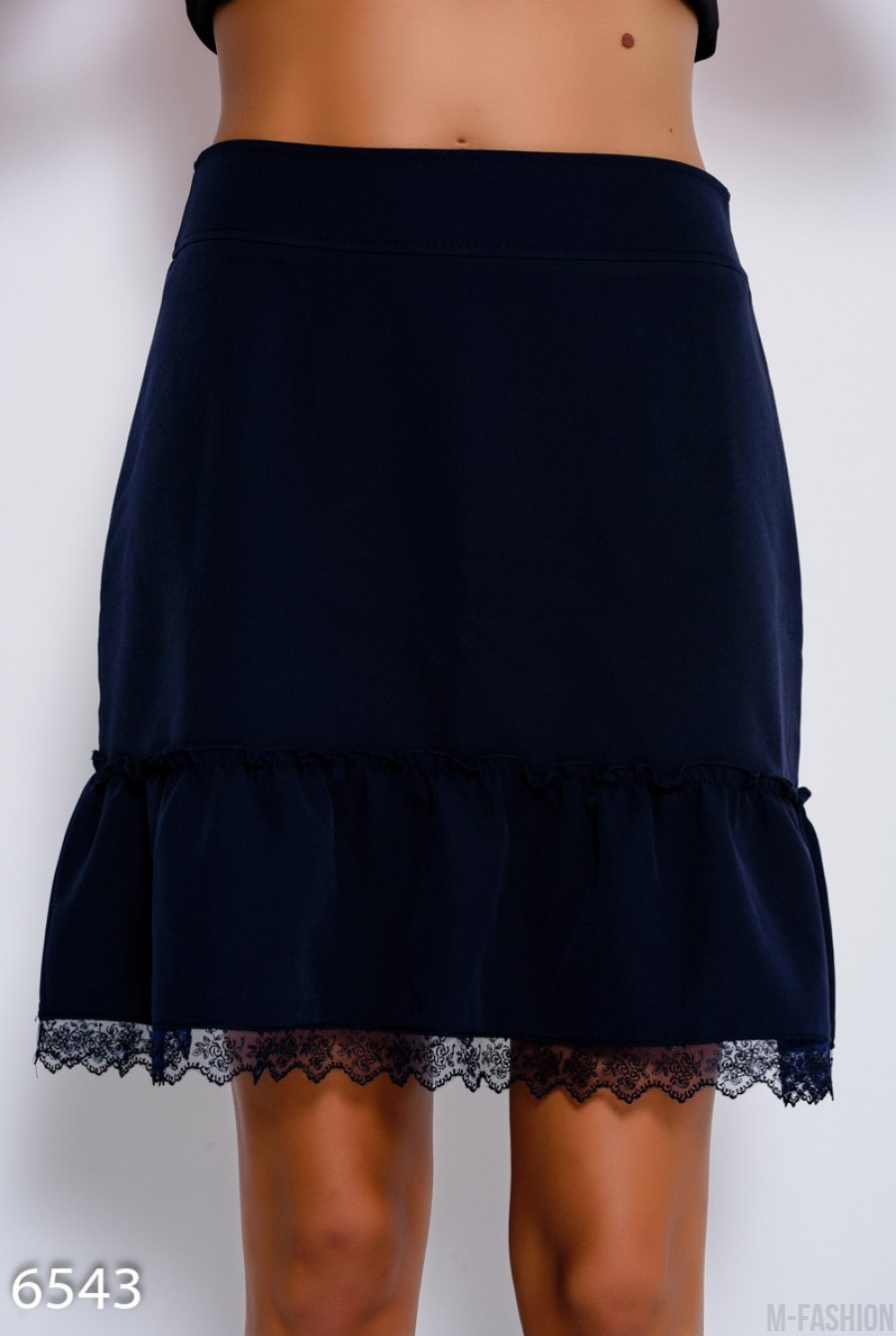 Темно-синяя короткая юбка с воланом и кружевом - Фото 1