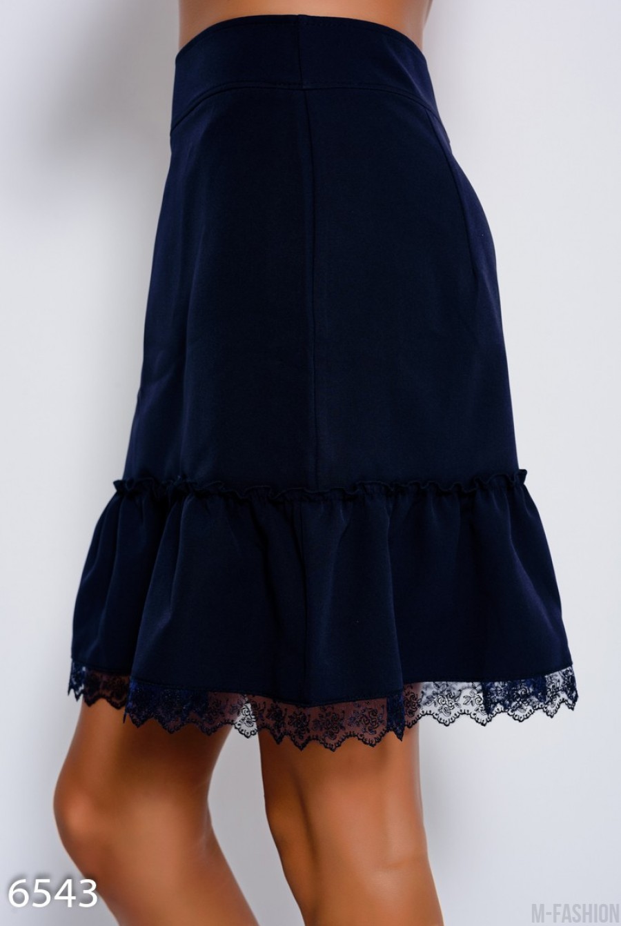 Темно-синяя короткая юбка с воланом и кружевом- Фото 2