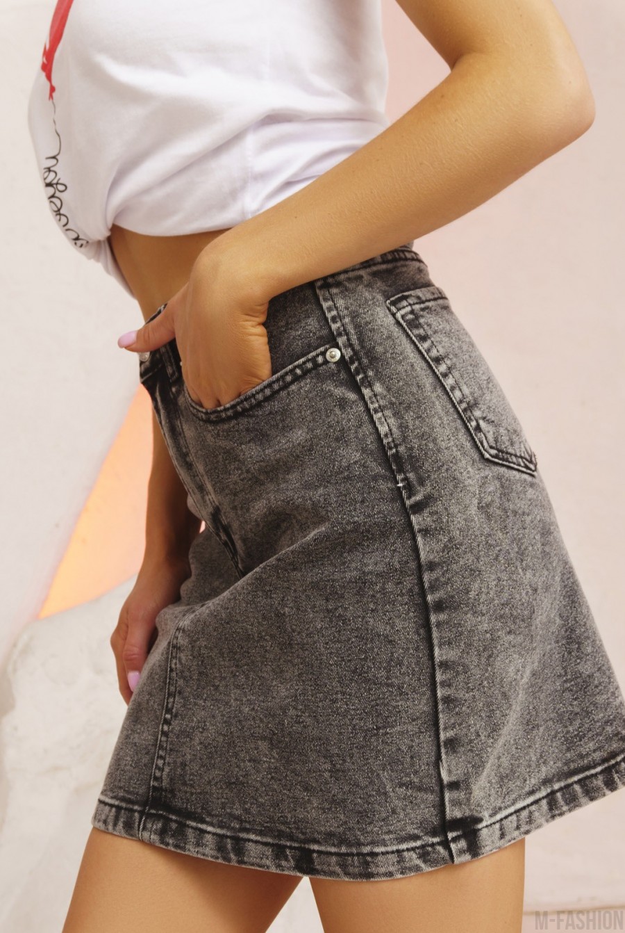 Серая джинсовая юбка с потертостями- Фото 2