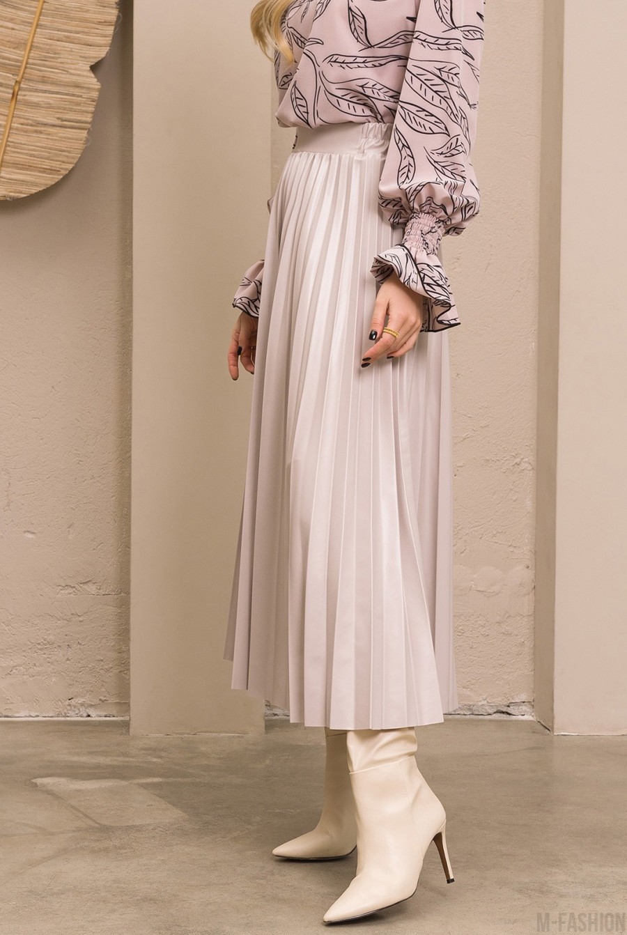Серая длинная кожаная юбка с плиссировкой- Фото 2