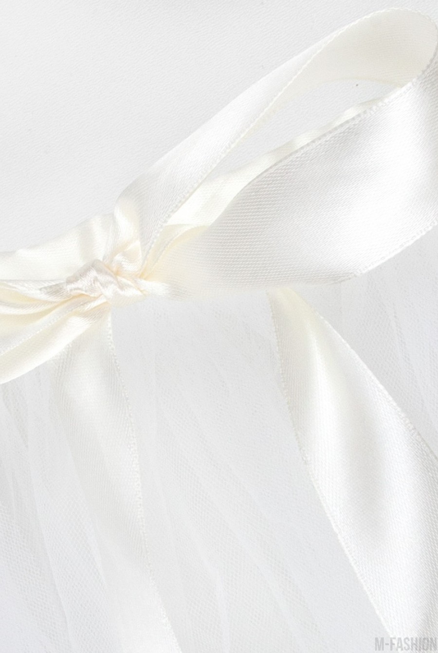 Белая фатиновая баска на атласной ленте- Фото 5