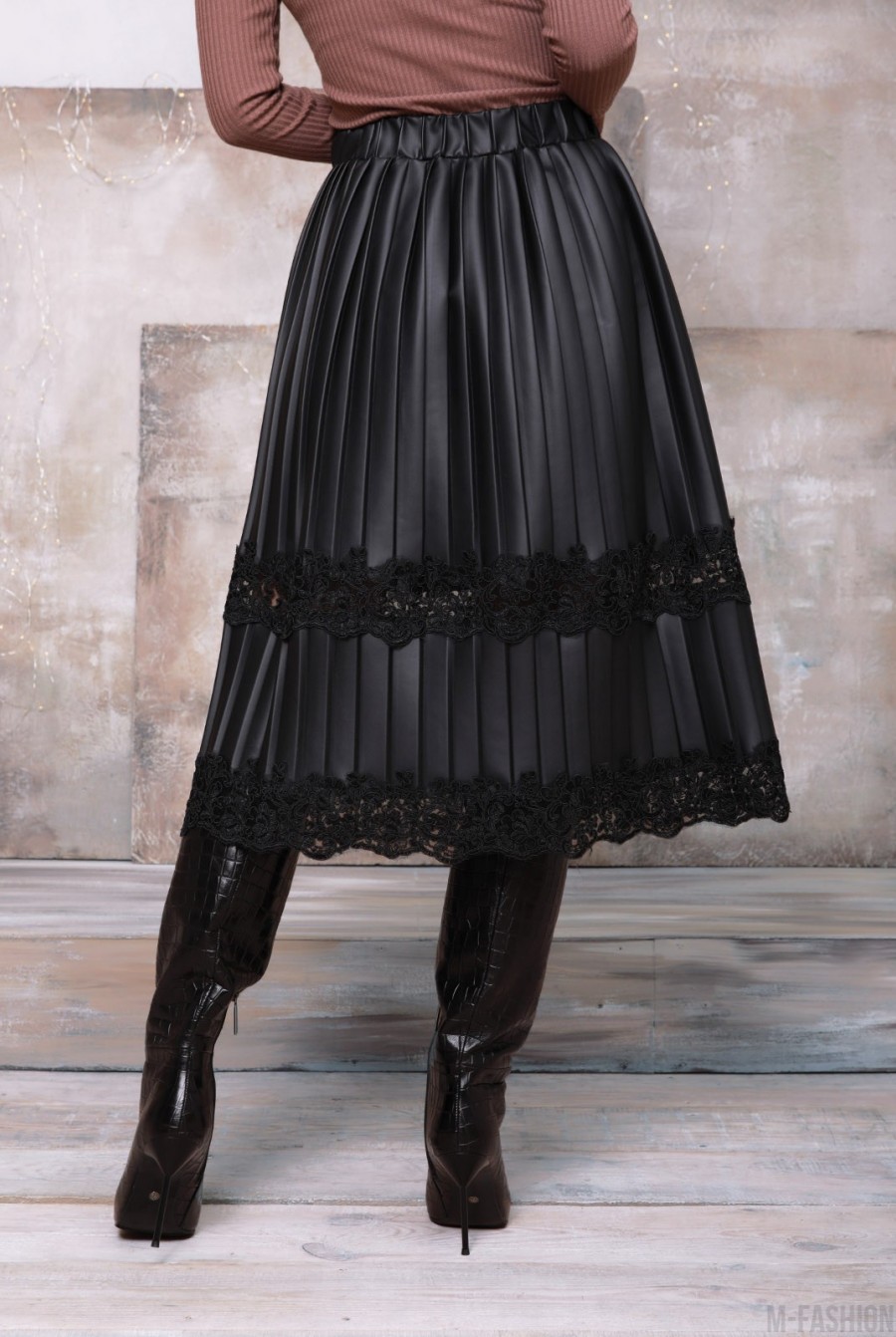 Черная кожаная юбка плиссе с кружевом- Фото 3