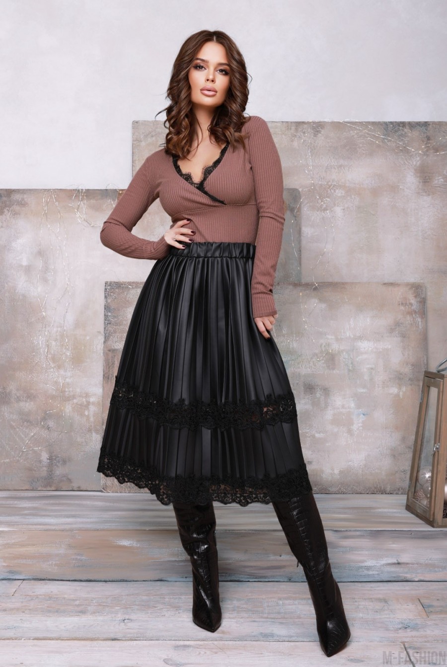 Черная кожаная юбка плиссе с кружевом - Фото 1