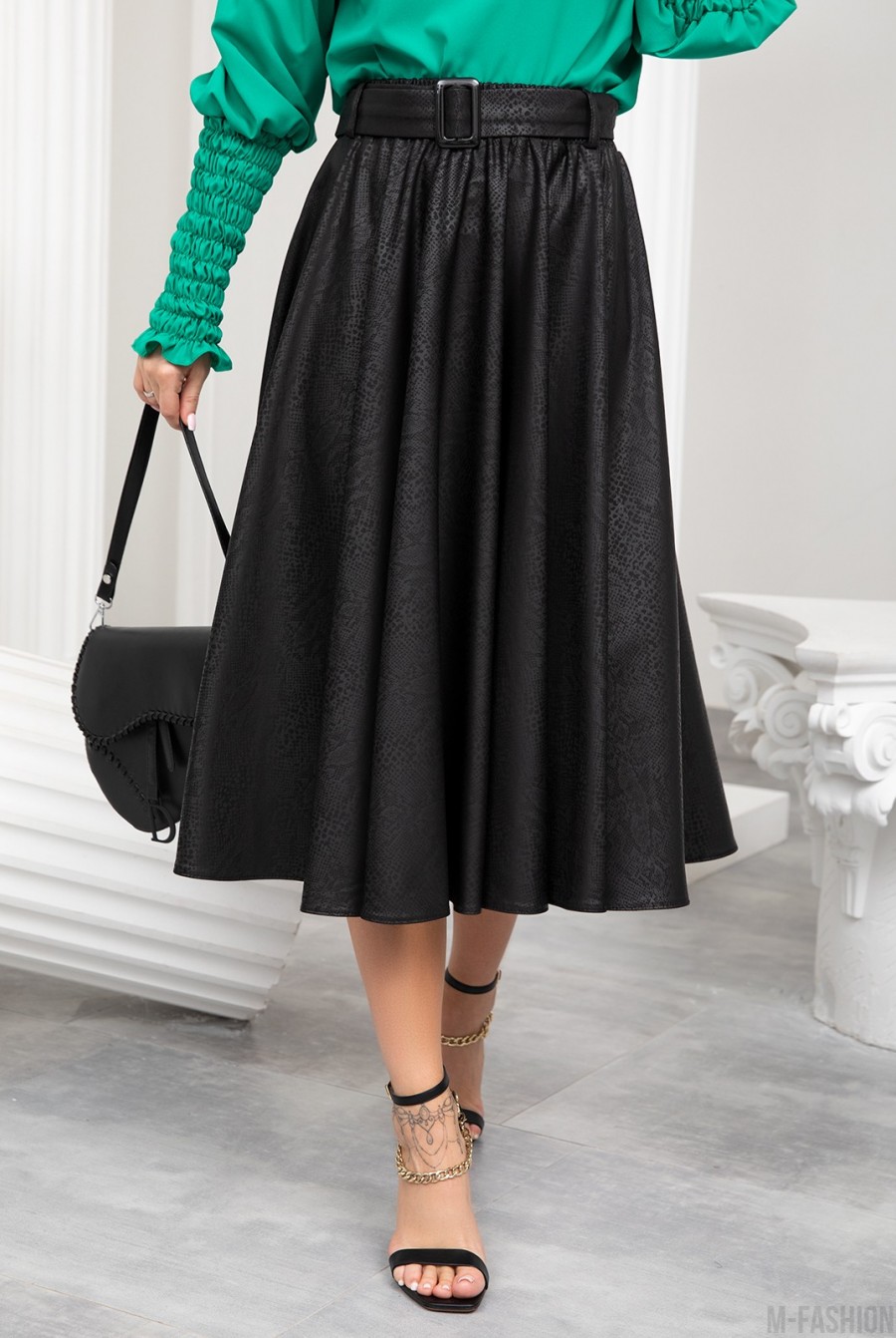 Черная фактурная расклешенная юбка из эко-кожи - Фото 1
