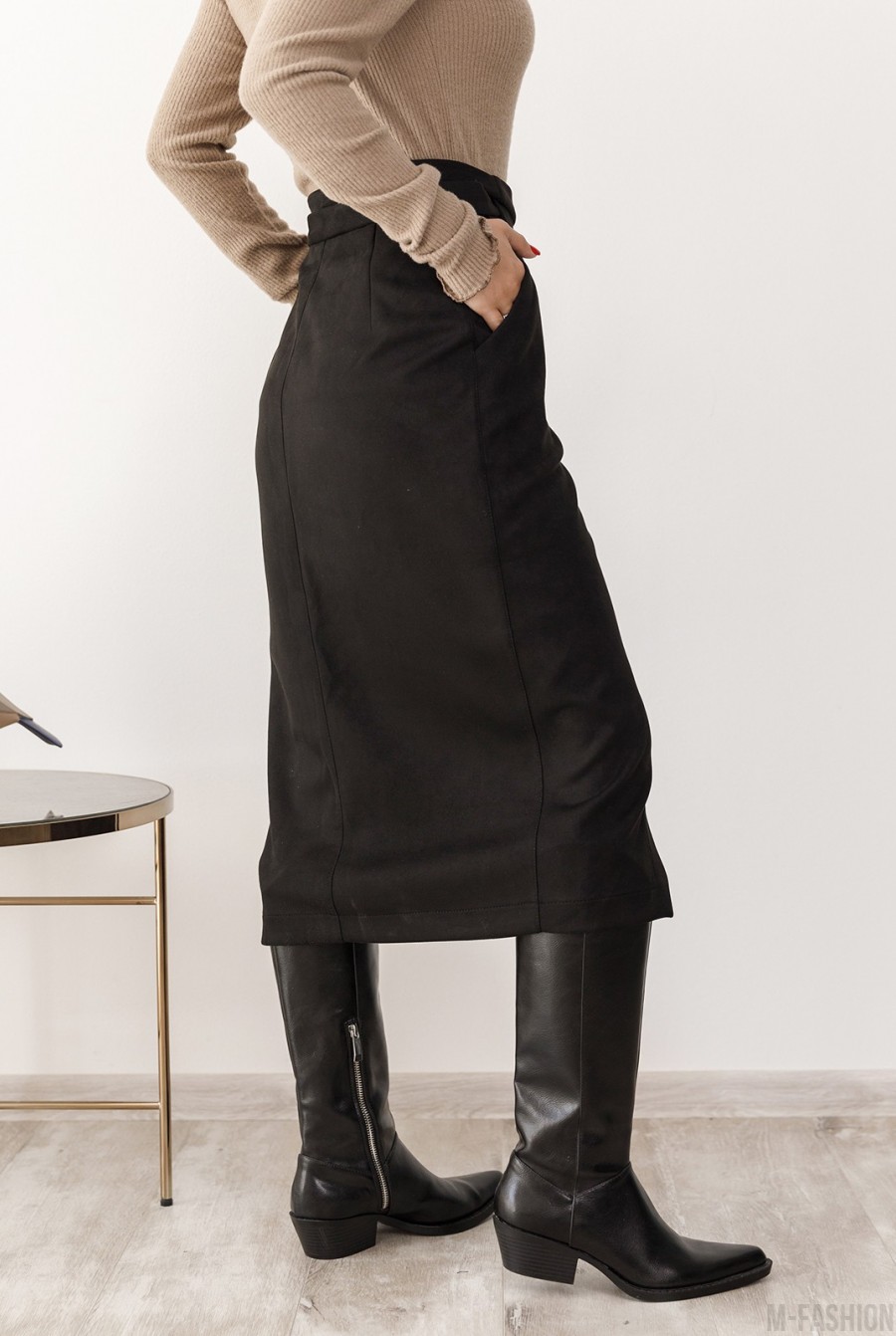 Черная замшевая юбка с кроем на запах- Фото 2