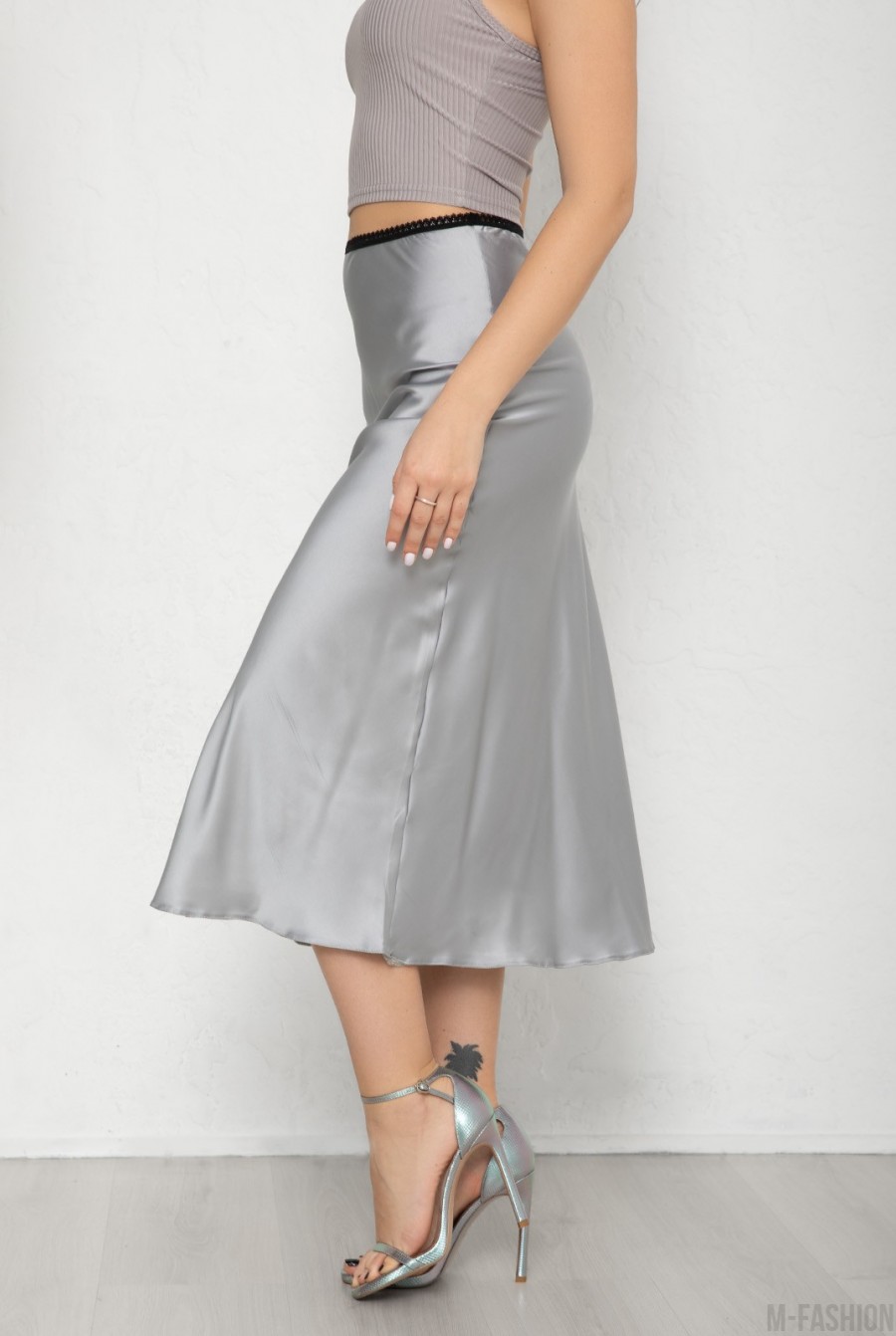 Серая шелковая юбка-колокол в бельевом стиле- Фото 2