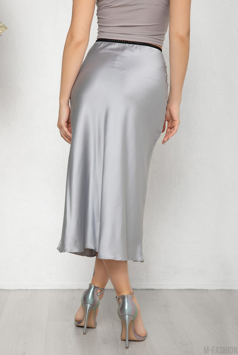 Серая шелковая юбка-колокол в бельевом стиле- Фото 3
