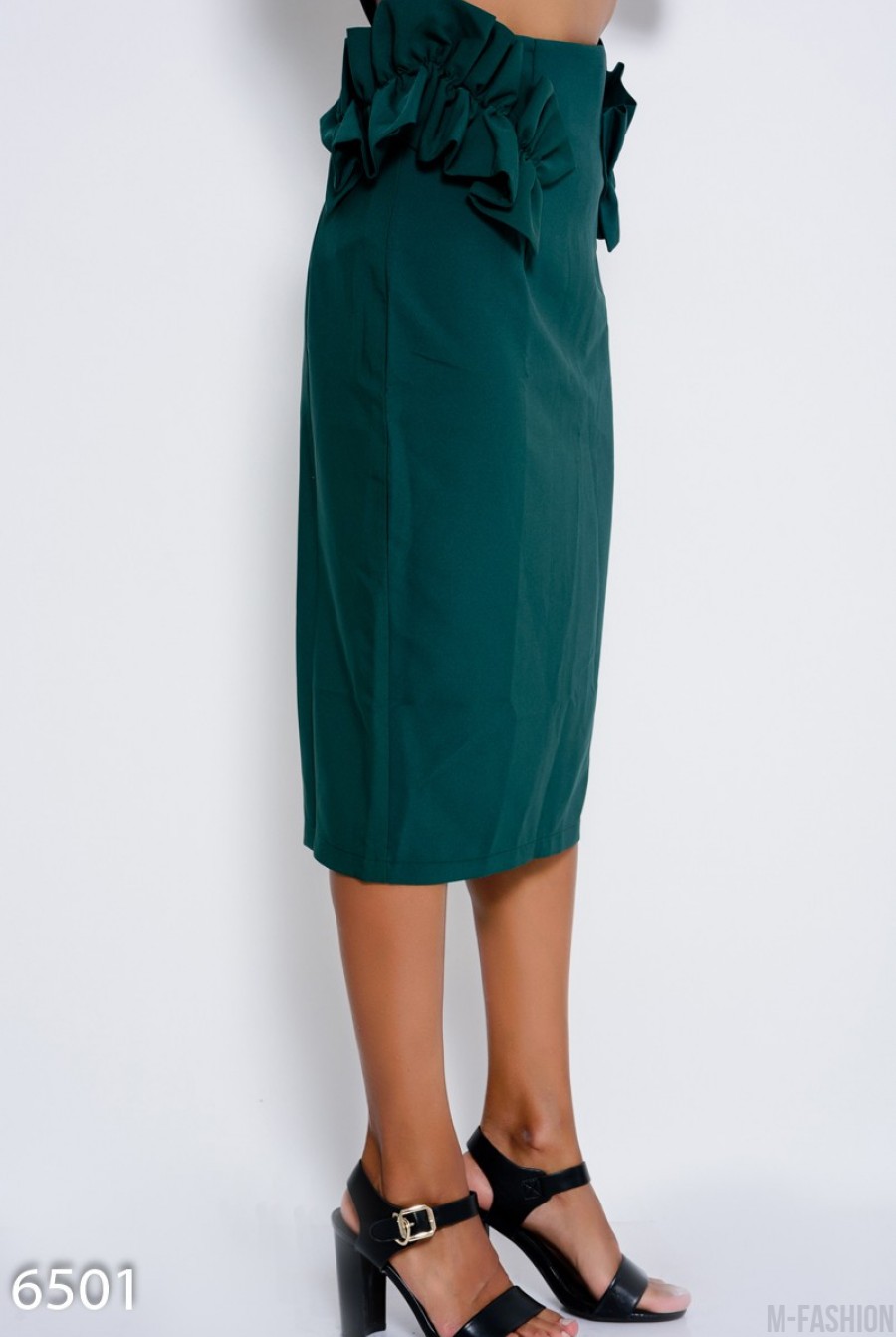 Зеленая юбка миди прямого кроя с рюшами по бокам- Фото 2